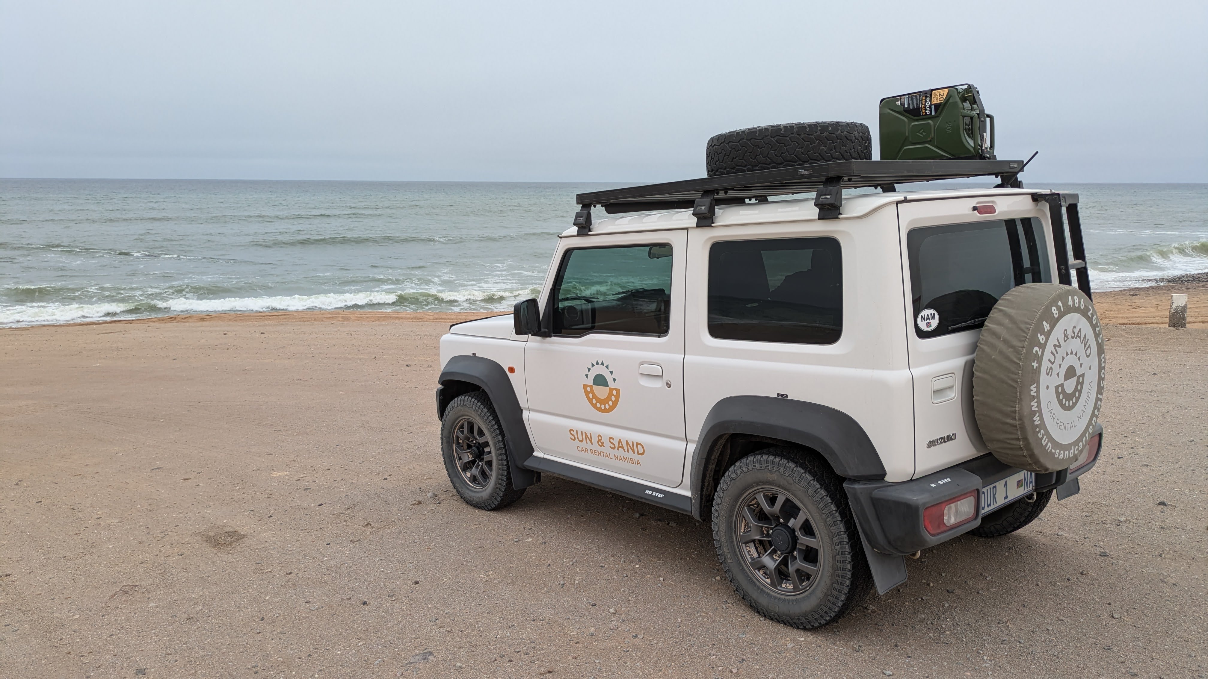 Safari Fahrzeug mit Equipment